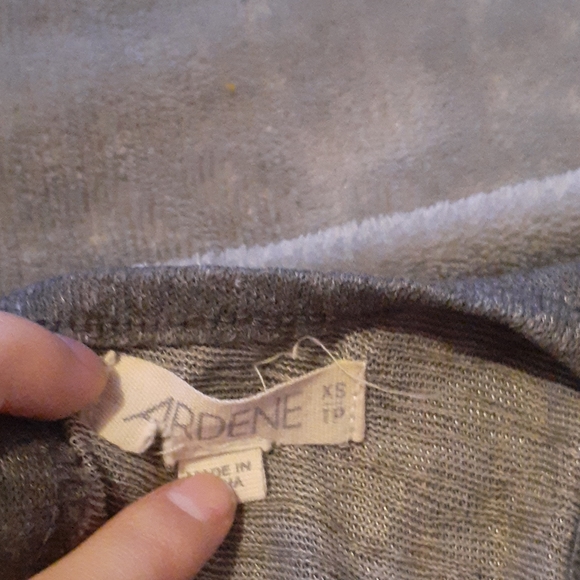 A shirt with a kinda of opened back - Picture 3 of 3